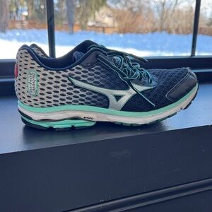 Mizuno Women's Black and Teal Athletic Shoes